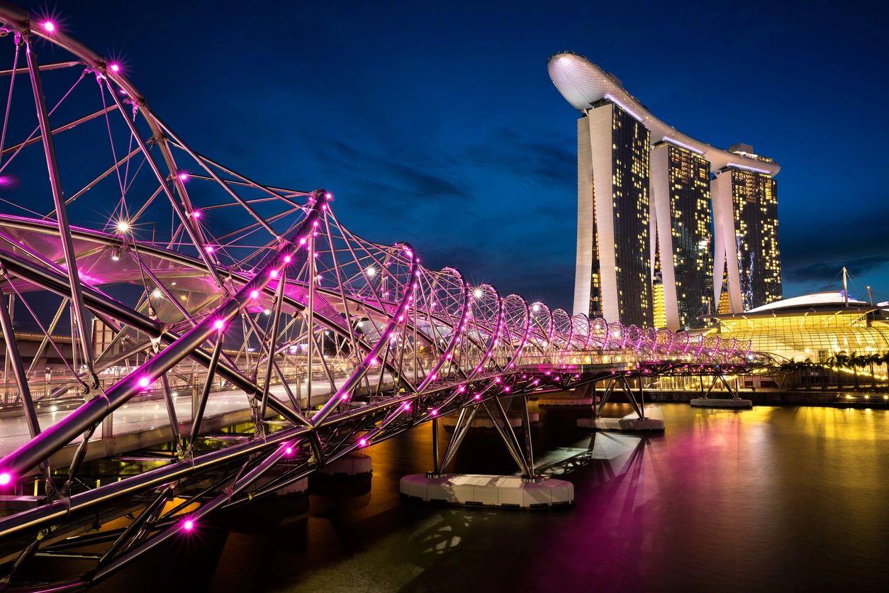 A bridge that is lit up at night.