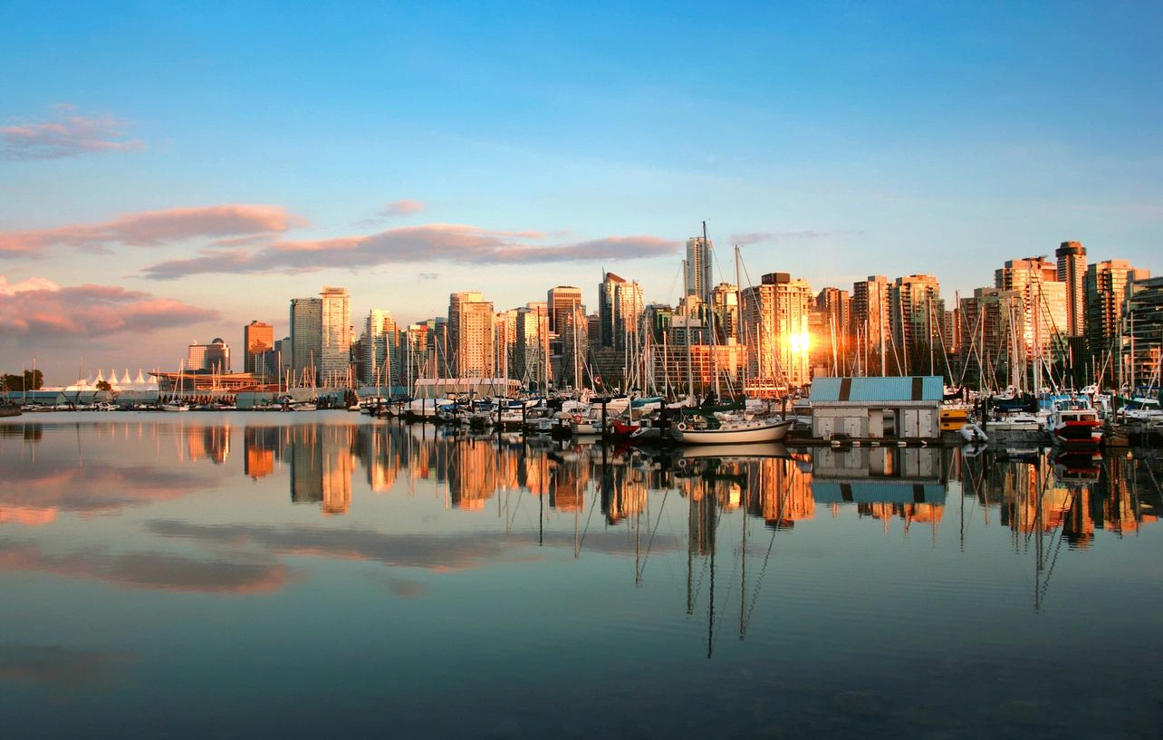 A city skyline with boats in the water.